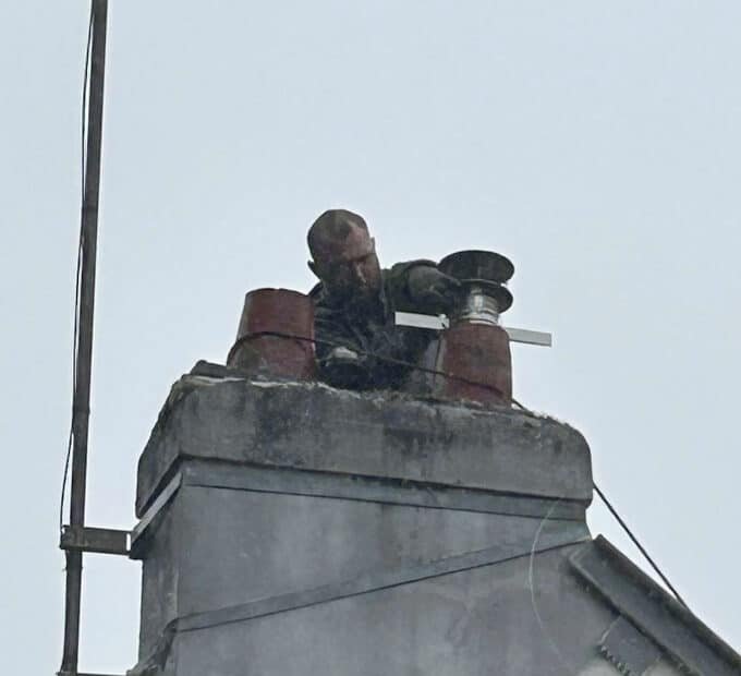 ack couverture faisant du tubage sur un toit