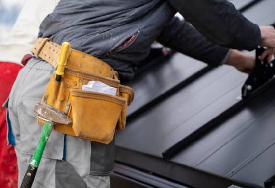 travailleur de la construction faisant son travail avec ceinture